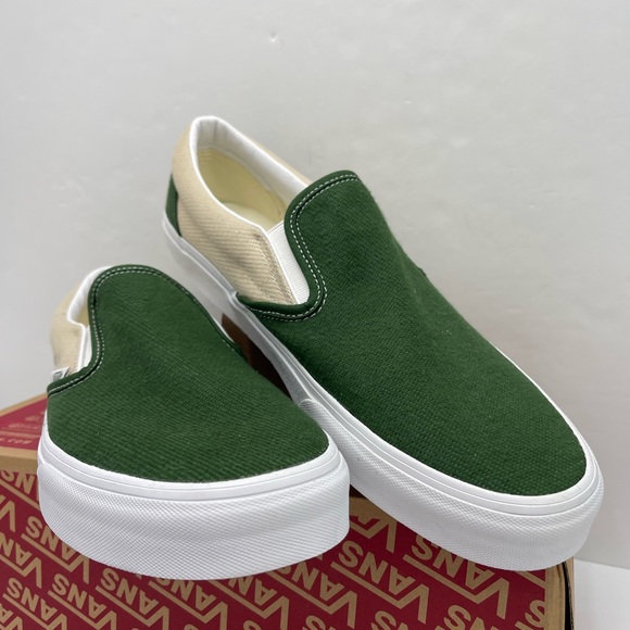 Vans Men’s Classic Slip-On
Twill Turtledove/Green
VN0A5JLXCOB Sneakers - Picture 5 of 16